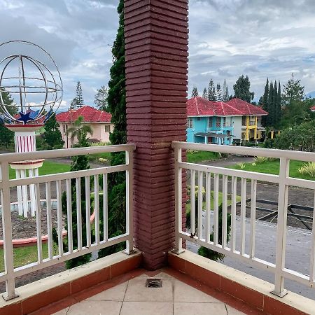 Beranda Istirahat Villa 4Br At Galaxy Resort Puncak Cikundul Exterior photo