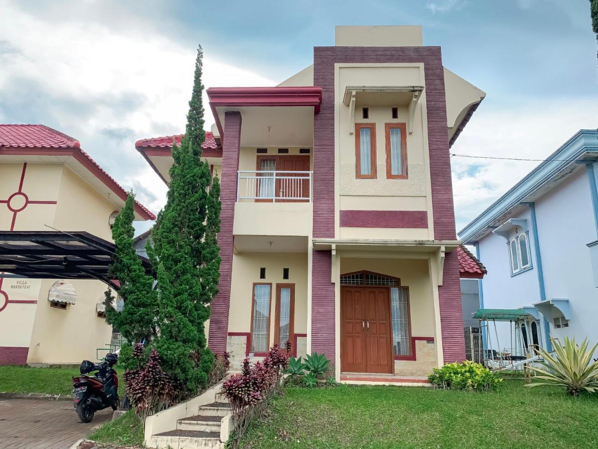 Beranda Istirahat Villa 4Br At Galaxy Resort Puncak Cikundul Exterior photo